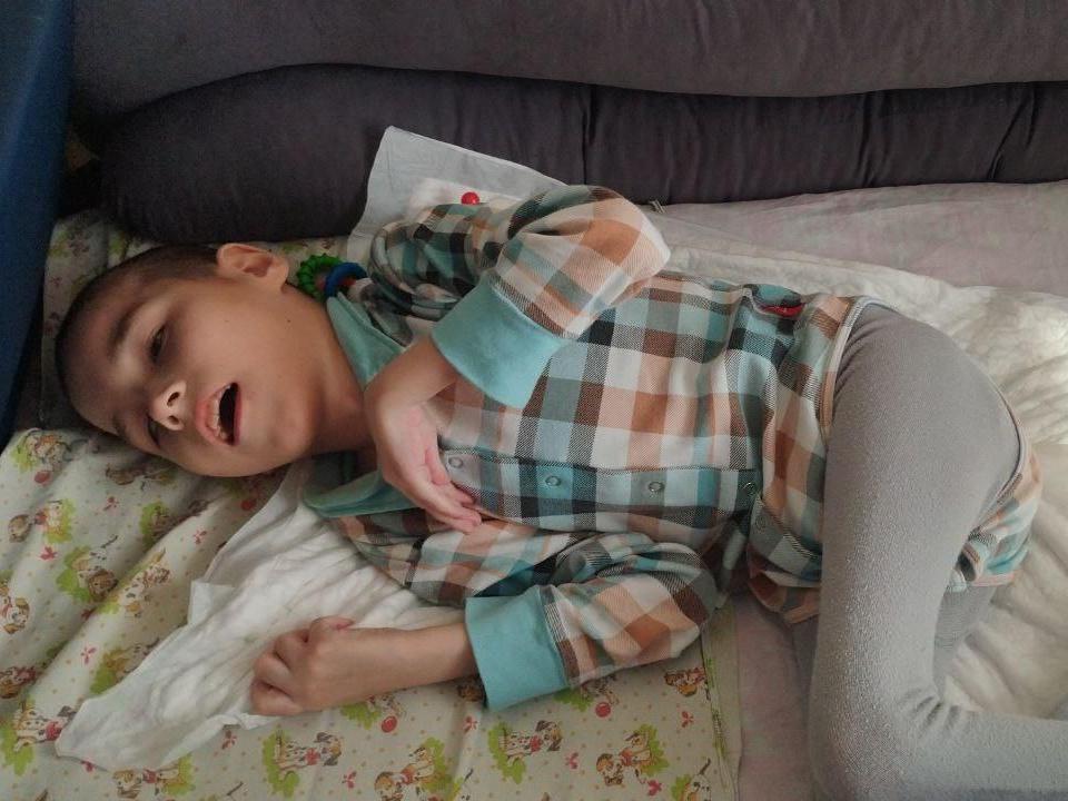 Артемий – сирота с ДЦП, ему необходима специализированная кровать