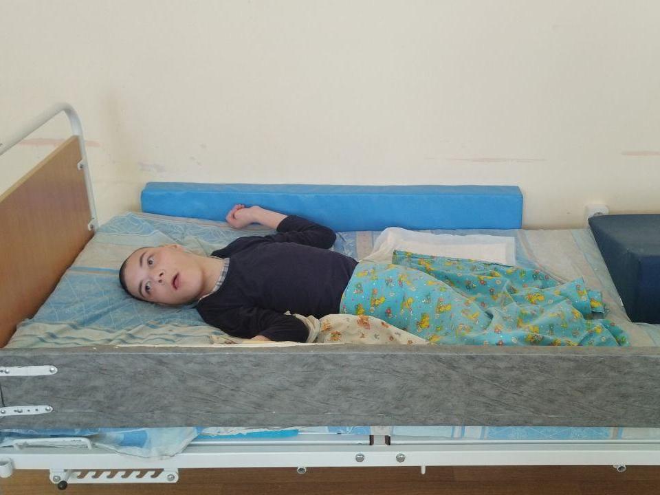 Кирилл – сирота с несколькими тяжелыми диагнозами. Ему необходима медицинская кровать