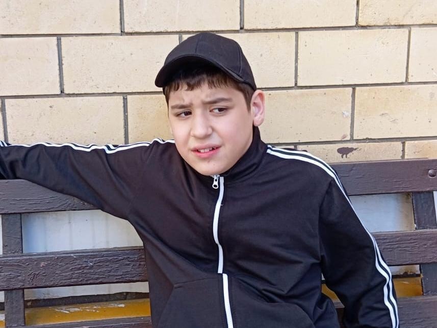 У Халида аутизм. Ему необходима реабилитация, чтобы улучшить его поведение и научиться говорить