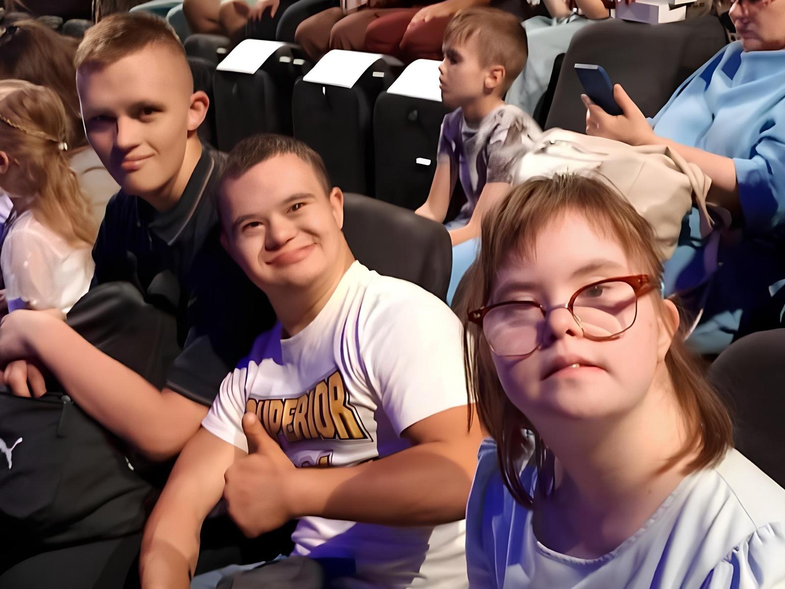 Проведем праздник в театре для особых ребят с вручением подарков!