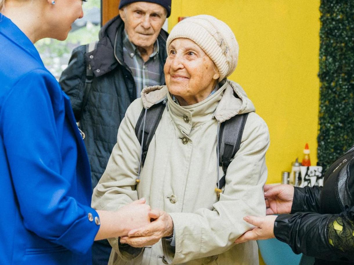 Поможем закупить удобные перила для поддержки пенсионеров – на входе в столовую с бесплатными обедами