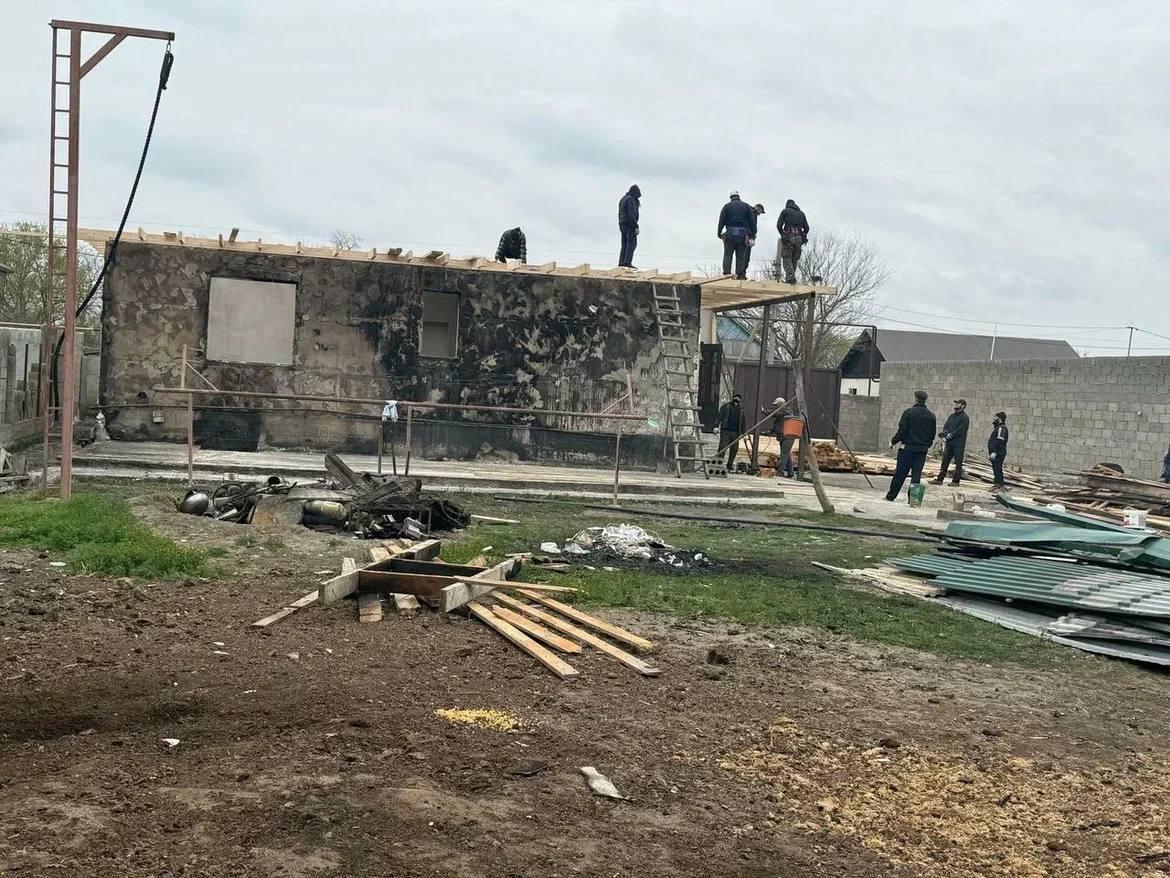 Многодетной семье погорельцев нужна помощь в восстановлении дома!