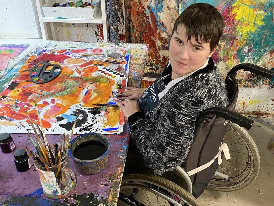 To enable people with disabilities in the boarding house to engage in creative work, the art studio needs support
