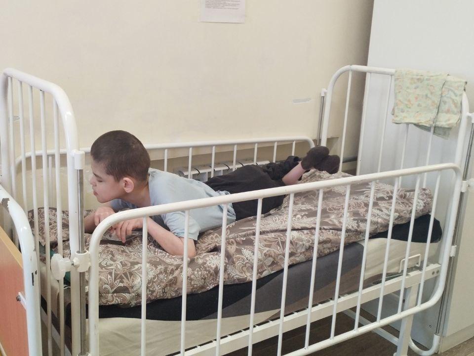 Данила – сирота с ДЦП, ему необходима медицинская кровать