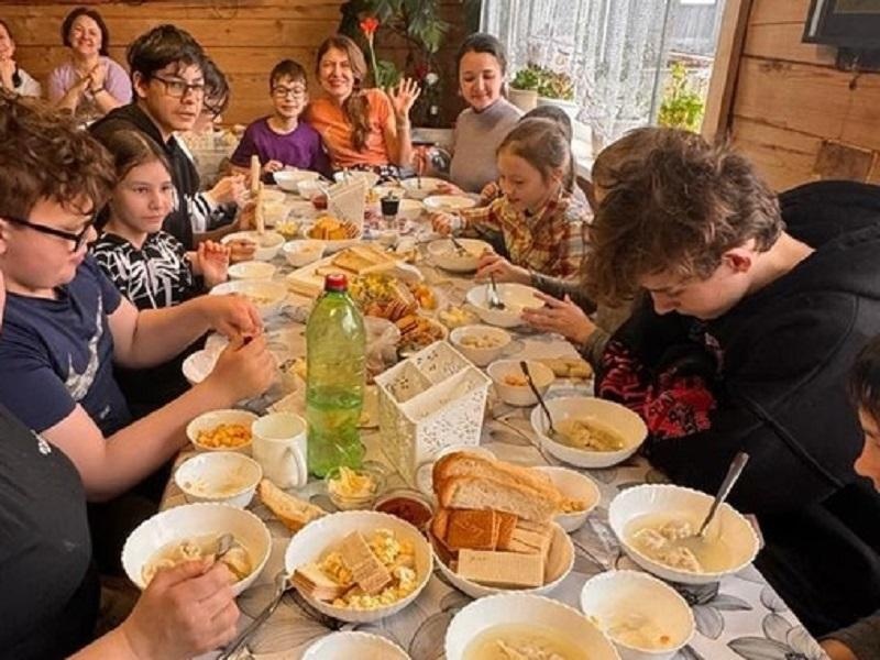 Помогите организовать особенным детям горячее питание в летнем лагере