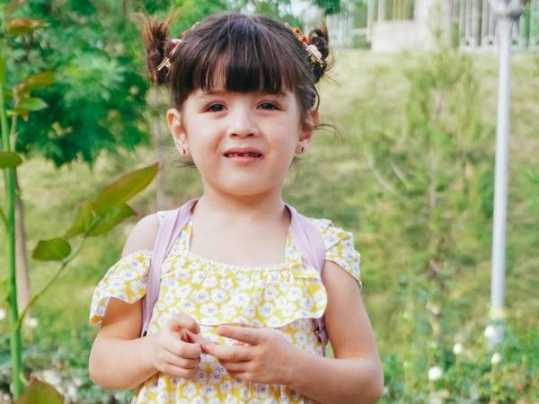 Шукрона потеряла слух после тяжелой травмы. Чтобы вернуть девочке возможность слышать, необходим кохлеарный имплант!