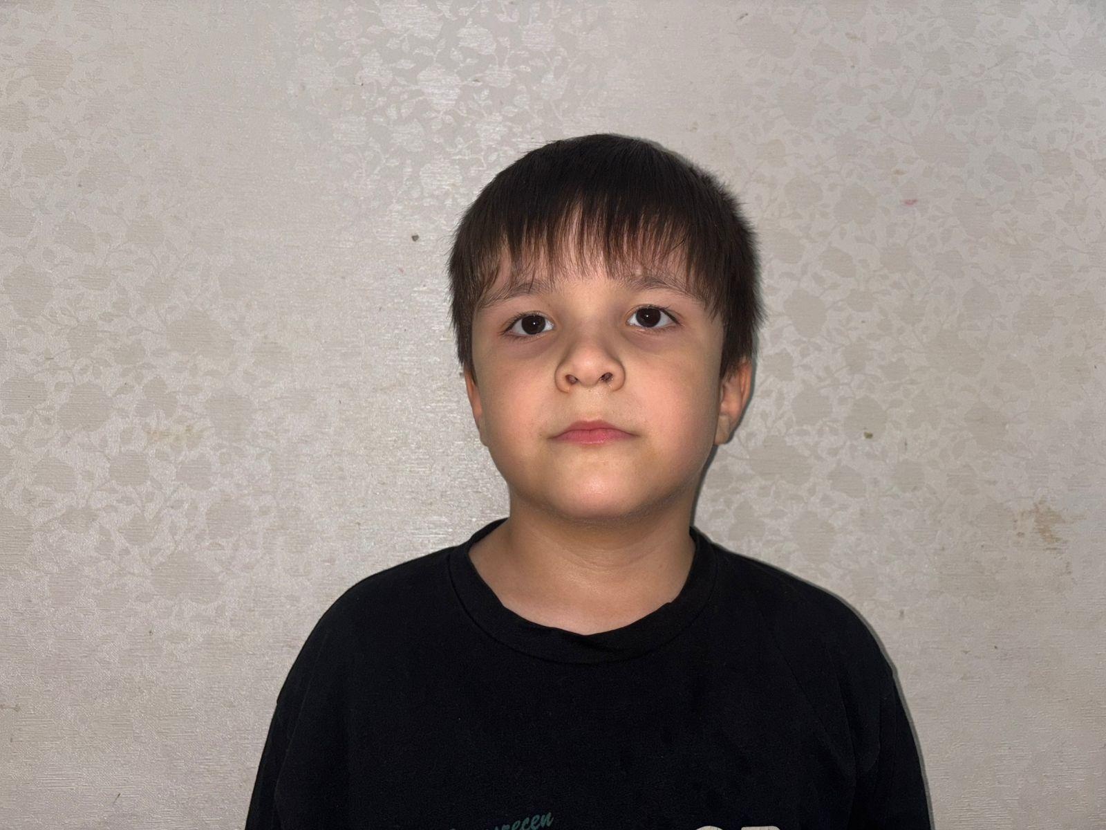 У Идриса задержка психоречевого развития. Для улучшения его речевых и умственных навыков ему необходим курс реабилитации