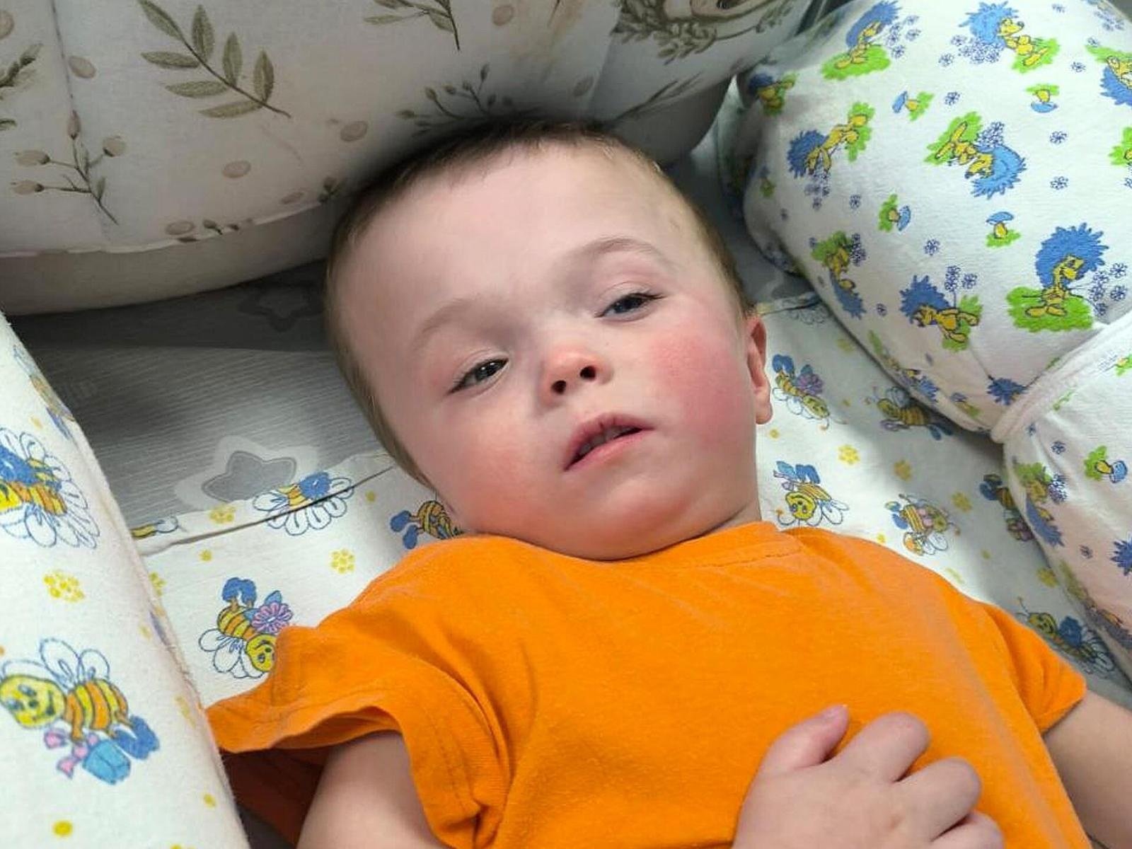 Помогите одиноким малышам в больницах получить заботу добрых нянь!