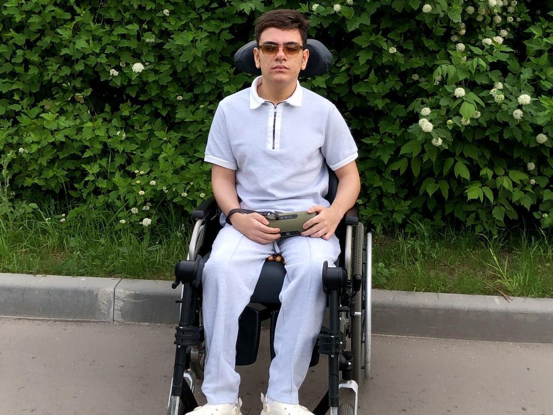 Хусаину нужна операция, чтобы сохранить зрение!