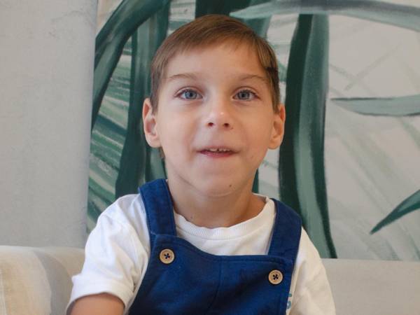 У Августа ДЦП — ему нужна реабилитация, чтобы научиться ходить и говорить