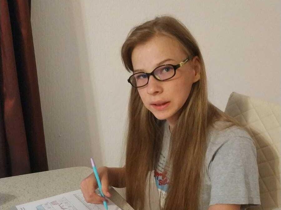 Вера, Аяулым и Владислава нуждаются в специальных очках!