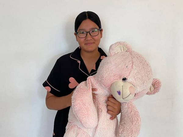 Асем нужны обследование и специальная операция по коррекции глазного протеза!