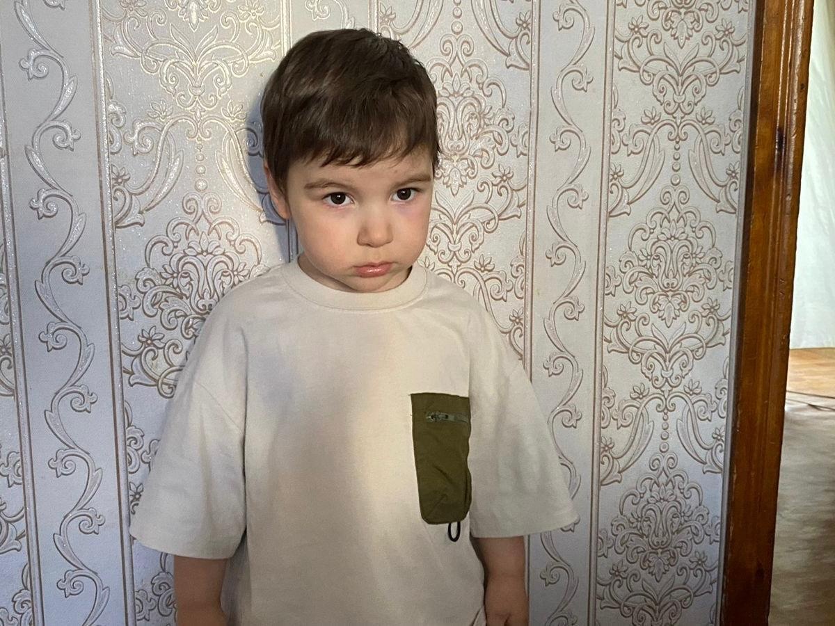 У Ибрагима аутизм. Ему необходима реабилитация, чтобы развивать умственные и речевые навыки
