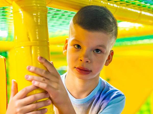 У Артема задержка психоречевого развития. Чтобы ребенок смог заговорить, ему нужна реабилитация