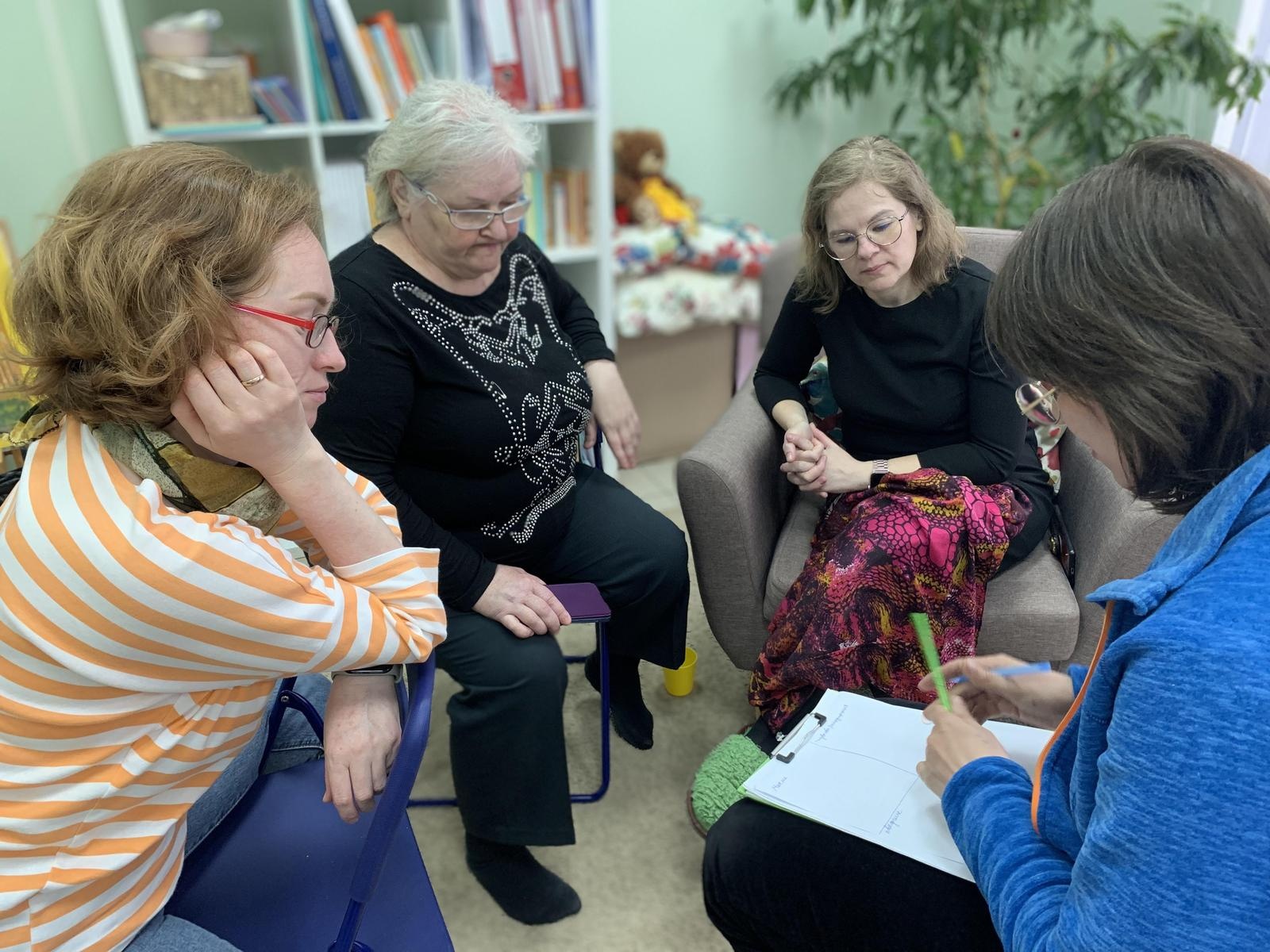 Групповые занятия с психологом для приемных  родителей