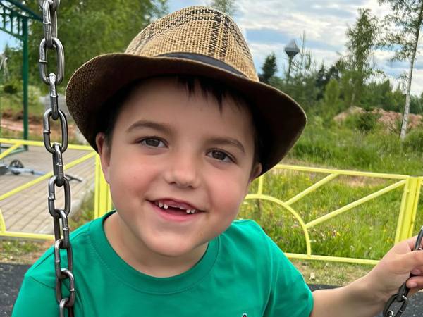 У Саши тяжелая форма эпилепсии. Ему нужна специальная операция по установке электродов