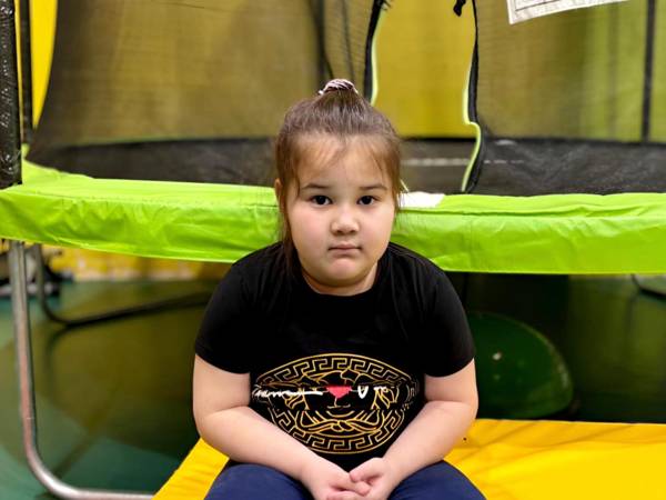 Арине требуется курс коррекции аутизма, чтобы улучшить коммуникативные и речевые навыки!