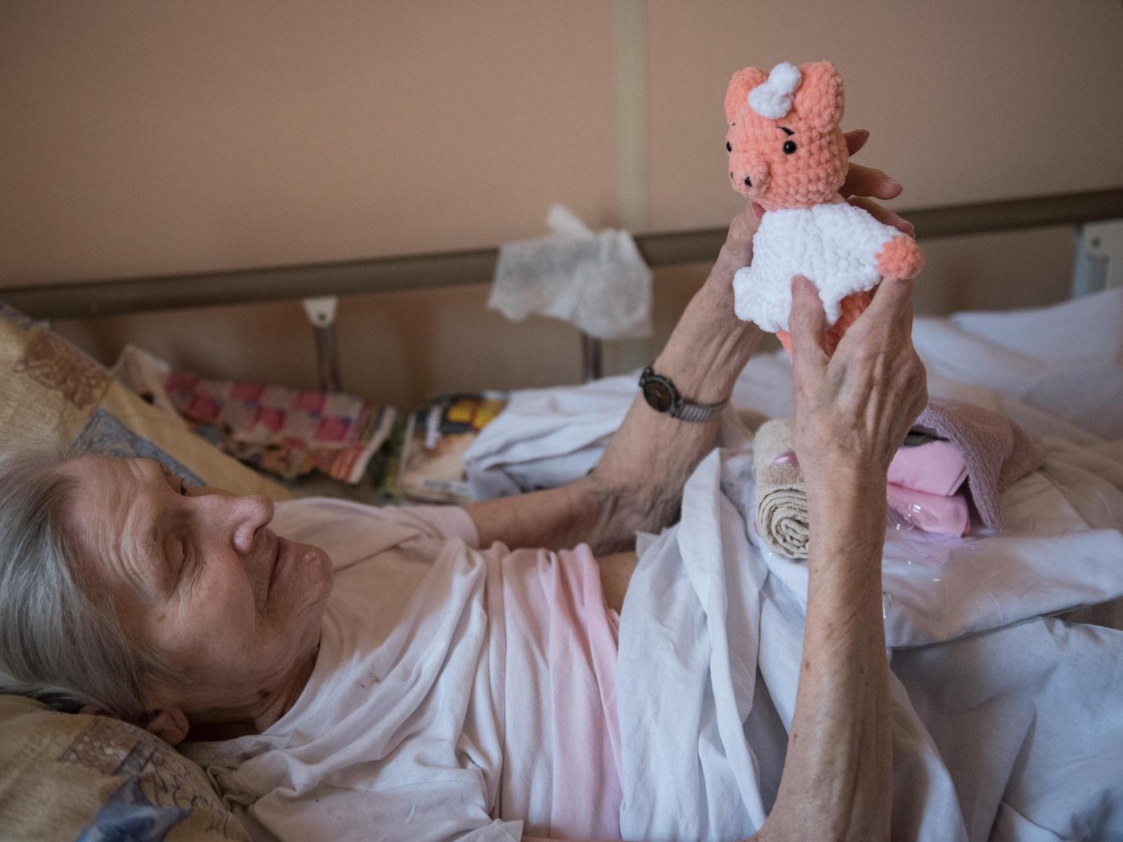 Help purchase hygiene products for the elderly in hospitals and palliative care units