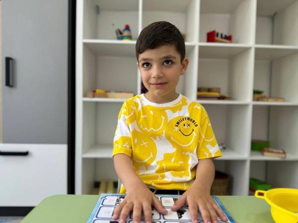 У Ахмада ЗПРР с аутистическим спектром. Для улучшения речевых и умственных навыков ему необходим курс реабилитации