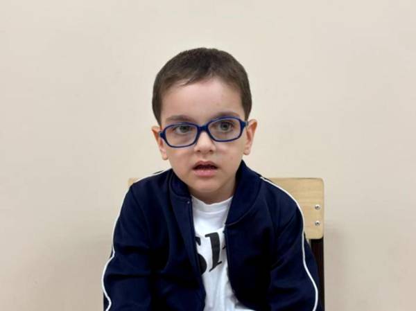 У Халида аутизм! Чтобы улучшить физическое и умственное развитие, ему требуется интенсивный курс реабилитации!