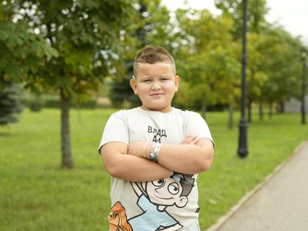 У Дана – серьезное нарушение слуха, ребенку требуется сверхмощный слуховой аппарат