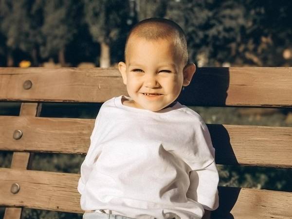 У Артема синдром короткой кишки, ему требуются капельницы с внутривенным питанием