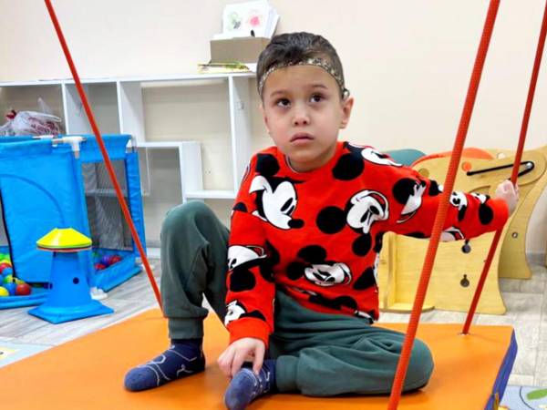 У Ибрахима аутизм! Чтобы развить речевые навыки, ему нужен курс реабилитации!