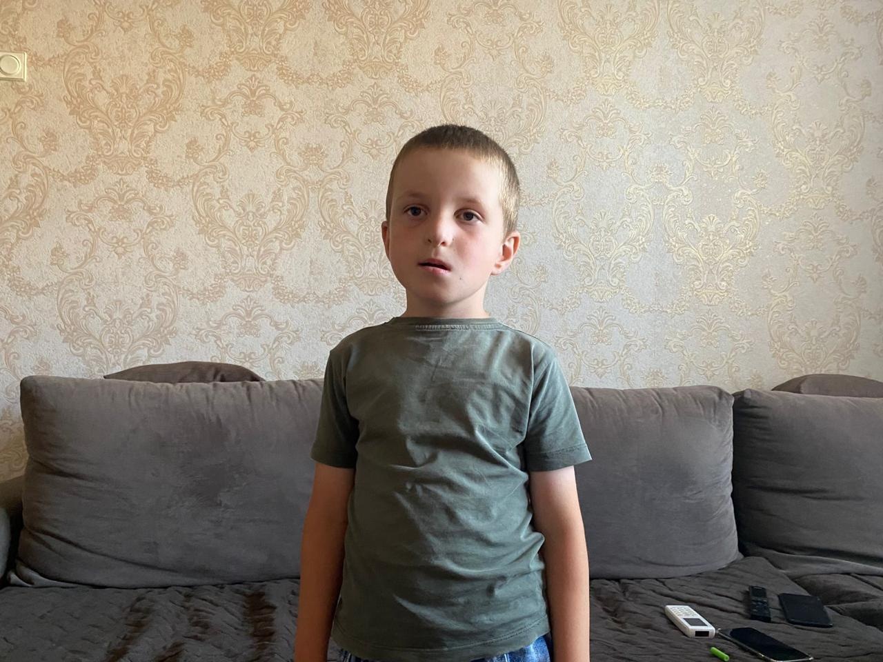 У Мухамеда ЗПРР с расстройством аутистического спектра. Для улучшения его речевых и умственных навыков ему необходим курс реабилитации