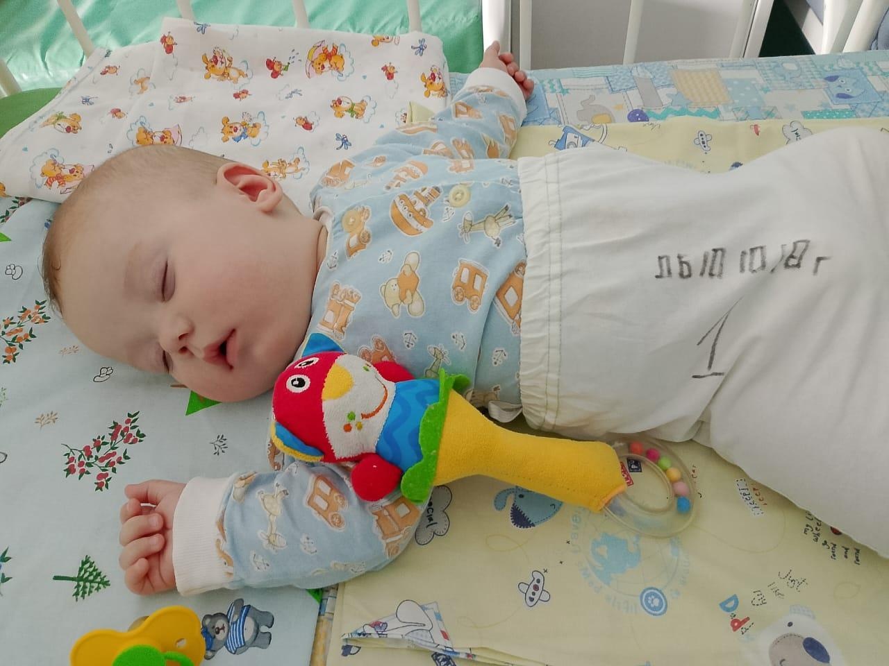 Борис, оставшийся без попечения родителей, нуждается в сопровождении няни во время лечения в больнице!