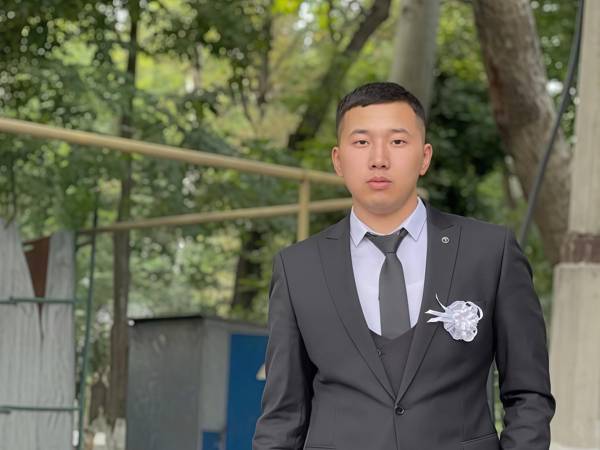 У Амира травма позвоночника. Ему нужна реабилитация, чтобы снова научится ходить