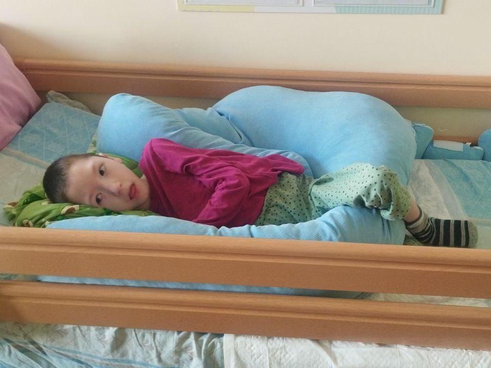 Максиму и еще 23 детям-сиротам паллиативного отделения необходимы весы для правильного ухода