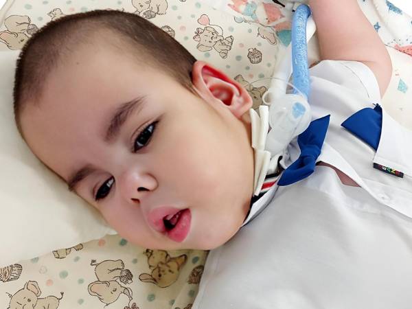 Асадбек – сирота. У него серьёзные диагнозы, и ему требуется спецпитание, чтобы усваивать пищу и набираться сил!