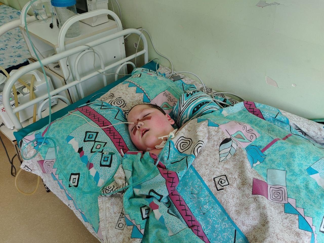 Камиль, оставшийся без попечения родителей, нуждается в помощи нянь на время лечения в больнице!