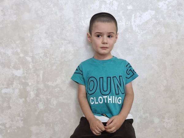 У Байрама аутизм. Для улучшения умственных и речевых навыков ему необходим курс реабилитации