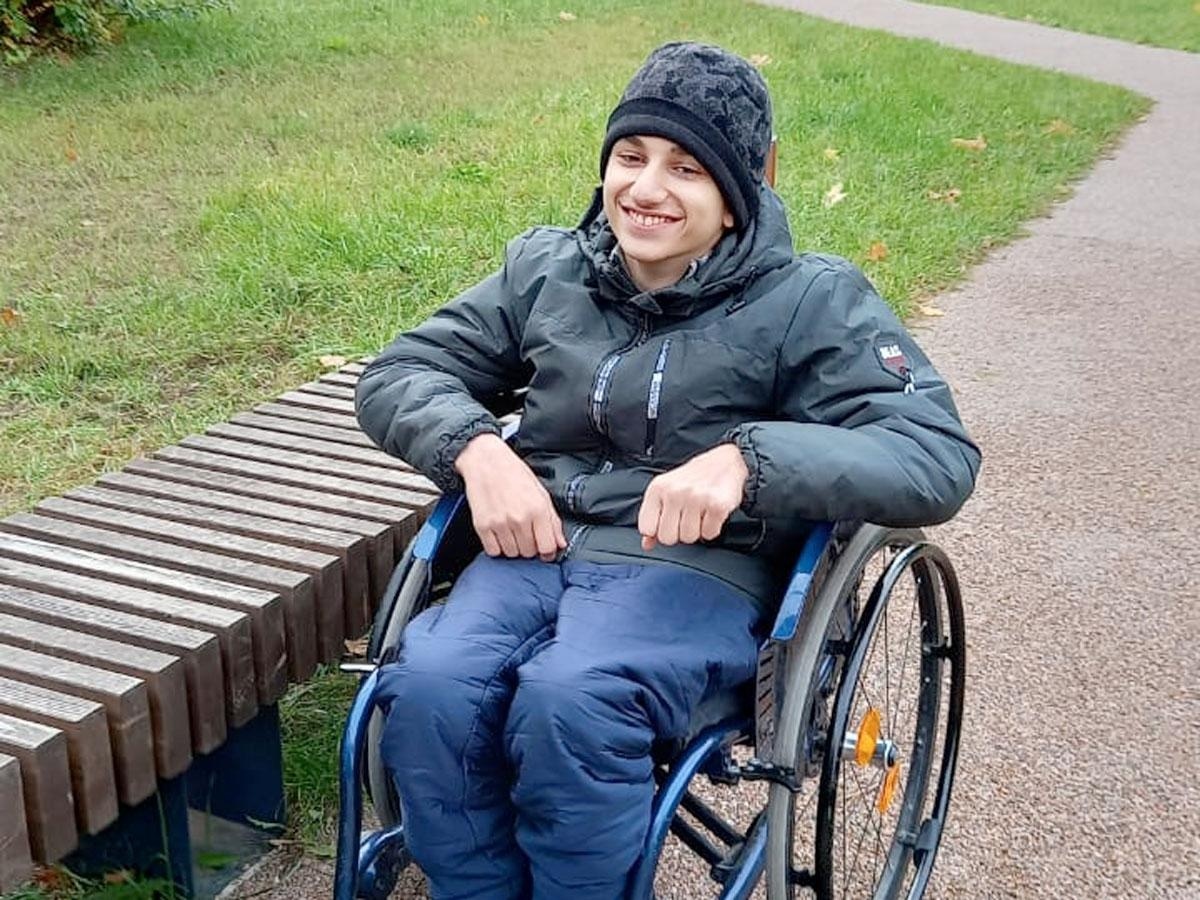 У Саркиса ДЦП. Ему нужен велотренажер для укрепления мышц и развития равновесия
