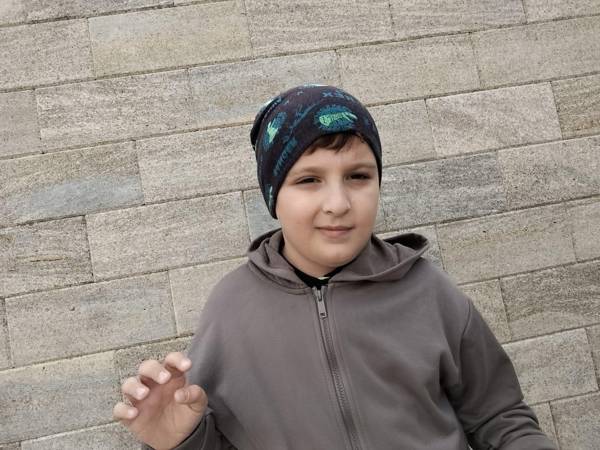 У Курбана аутизм. Для улучшения умственных и речевых навыков ему необходим комплексный курс реабилитации