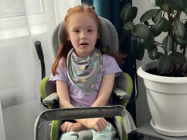 Саша и еще один ребенок нуждаются в специализированных шезлонгах для безопасного купания