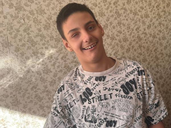 У Артема ДЦП, ему необходима реабилитация