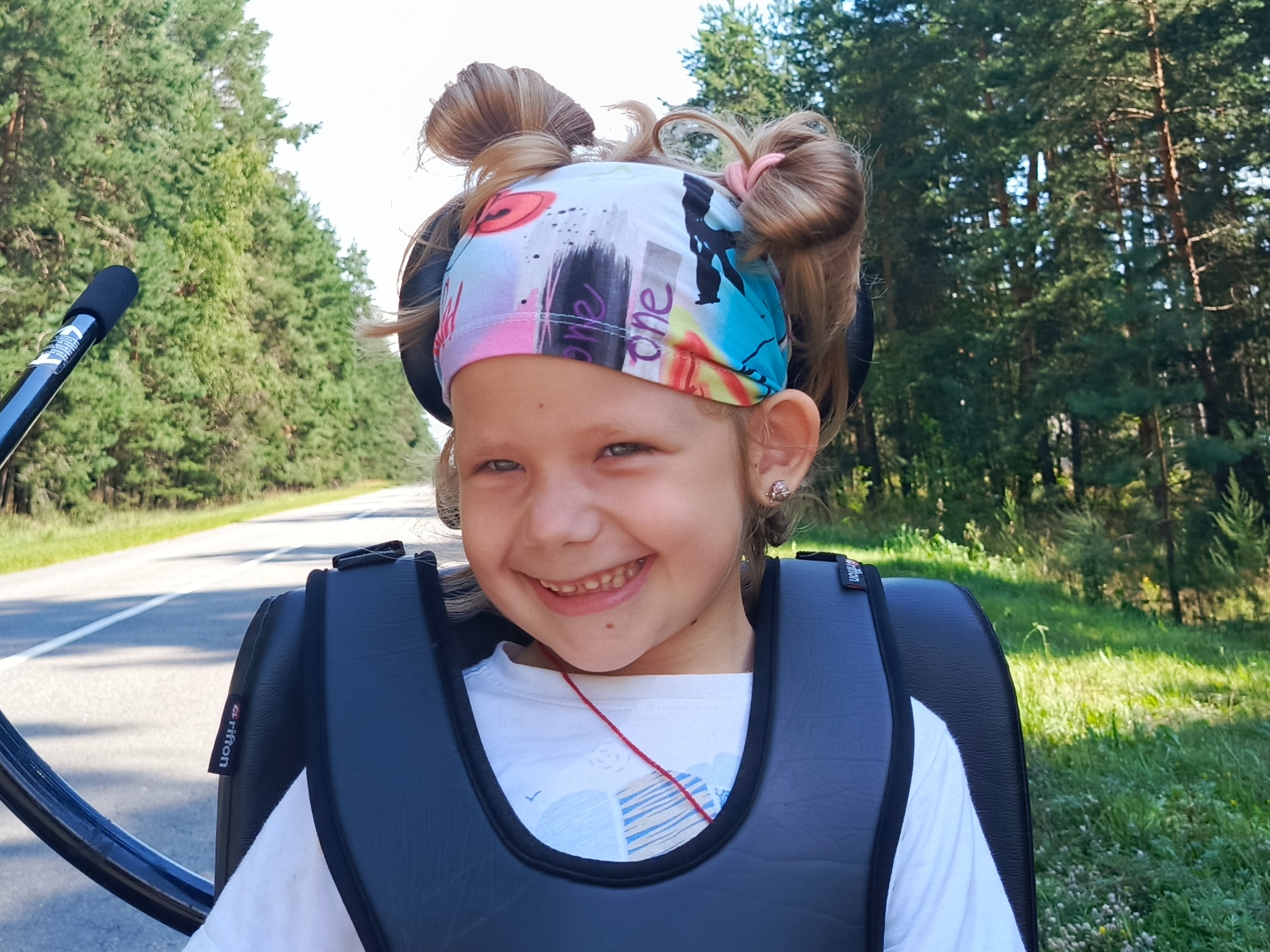 У Арины ДЦП, ей необходима реабилитация