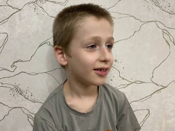 У Адама ЗПРР с расстройством поведения. Для улучшения умственных и речевых навыков ему необходимо помощь специалистов