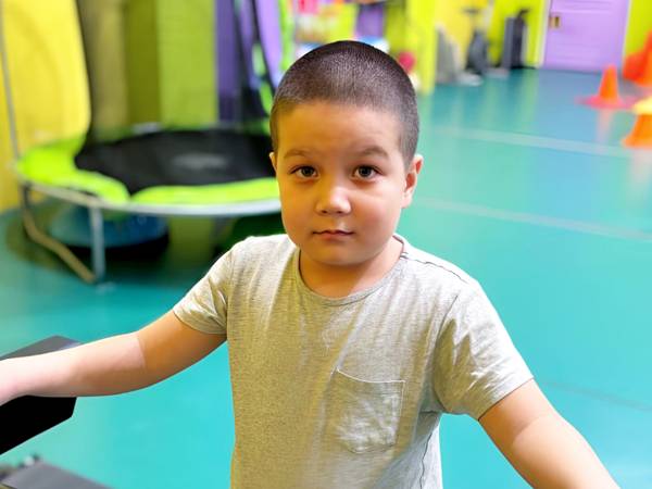 У Муслима аутизм! Чтобы улучшить речевые и коммуникативные навыки, мальчику нужен курс интенсивных занятий!