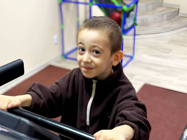 Чтобы улучшить умственное и физическое развитие, Расулу нужен курс коррекции аутизма!