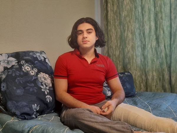 У Амира врожденная ломкость костей. Ему нужен курс реабилитации в бассейне после операции