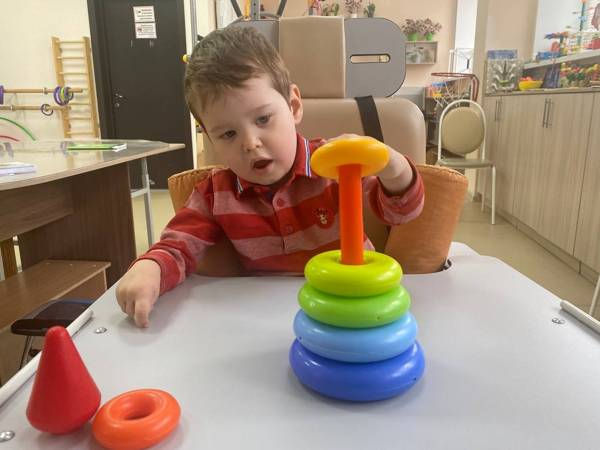 У Ильи ДЦП, ему необходима реабилитация