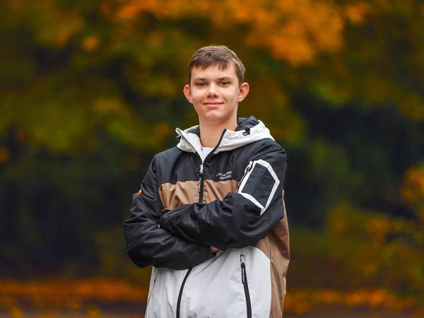 У Данилы тяжелая прогрессирующая деформация позвоночника, ему нужна операция