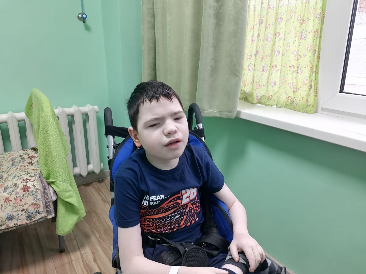 Дима, оставшийся без попечения родителей, нуждается в помощи нянь на время лечения!