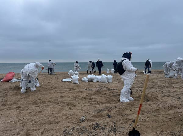 На черноморском побережье новые выбросы мазута. Волонтёрам нужно оборудование!
