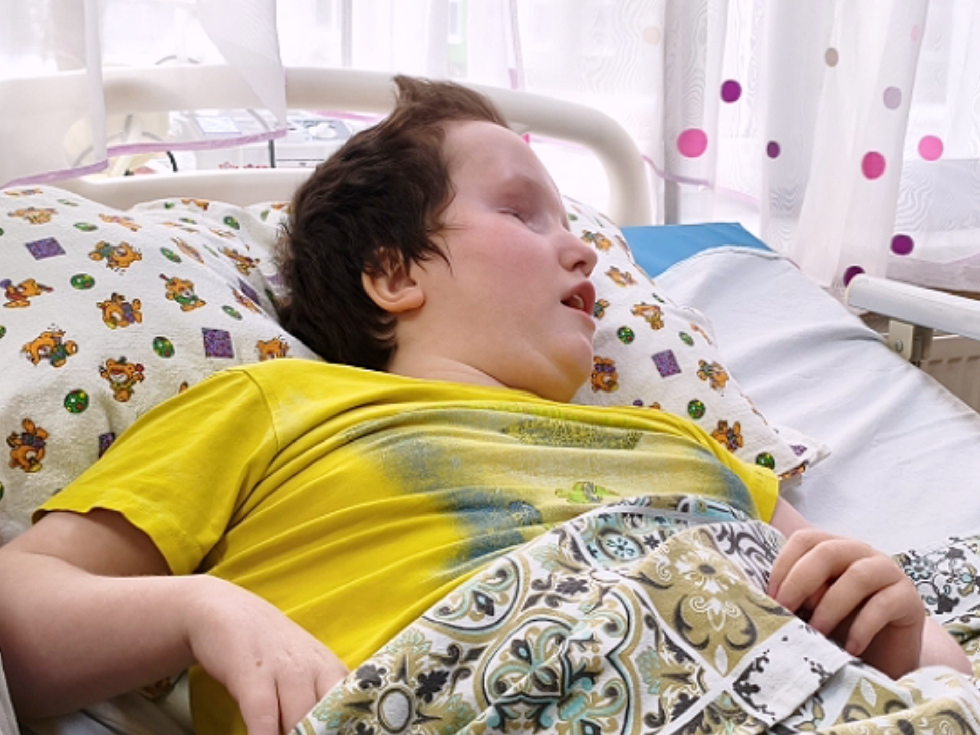Агата живет в детском доме. Ей необходимо спецоборудование, чтобы правильно питаться!