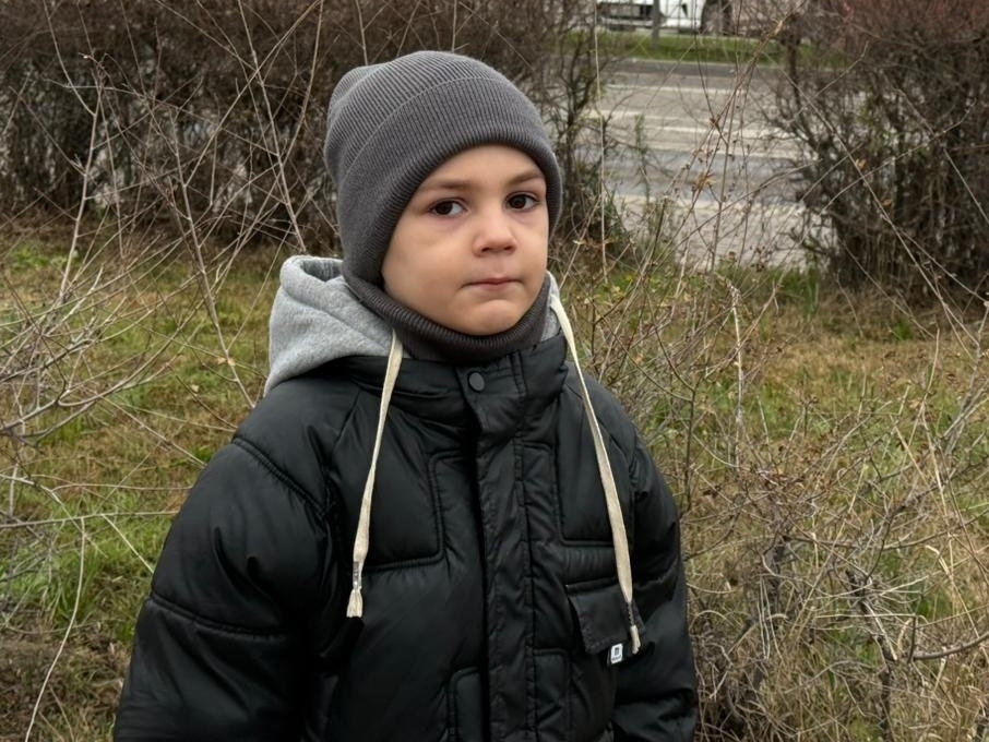 У Юсуфа аутизм. Для развития умственных и речевых навыков ему необходимо пройти курс реабилитации