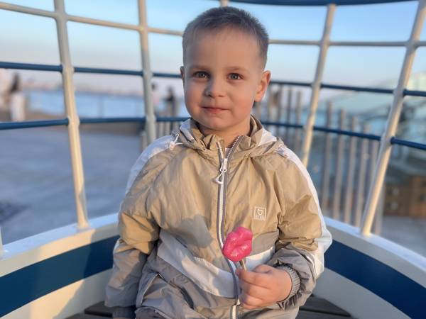 У Ахмада аутизм. Ему нужен курс реабилитации